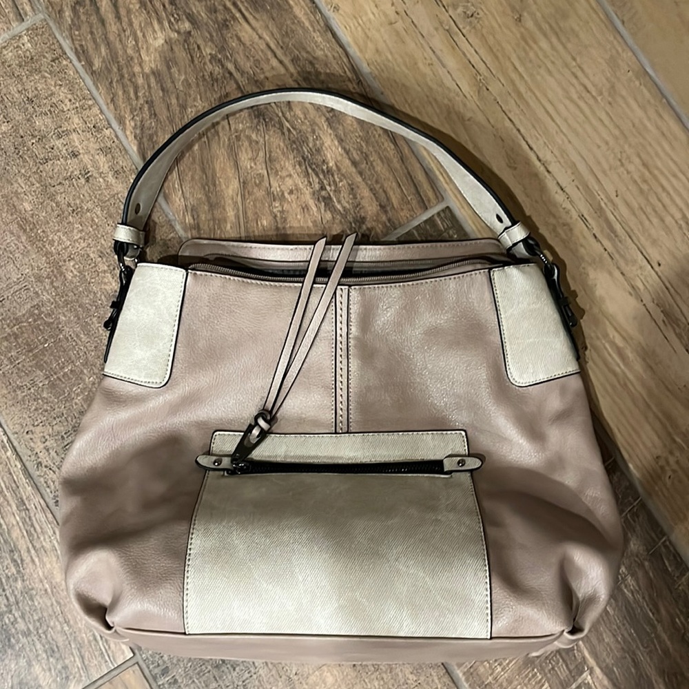 Realer purse. Lots of storage. Many pockets. Barely used.